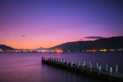 諏訪湖とネオン